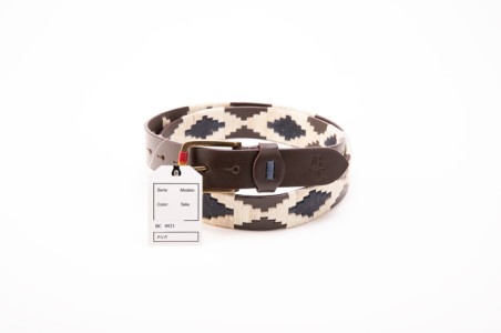 Cinto têxtil com padrão geométrico preto e creme com detalhes em couro castanho e etiqueta pendurada