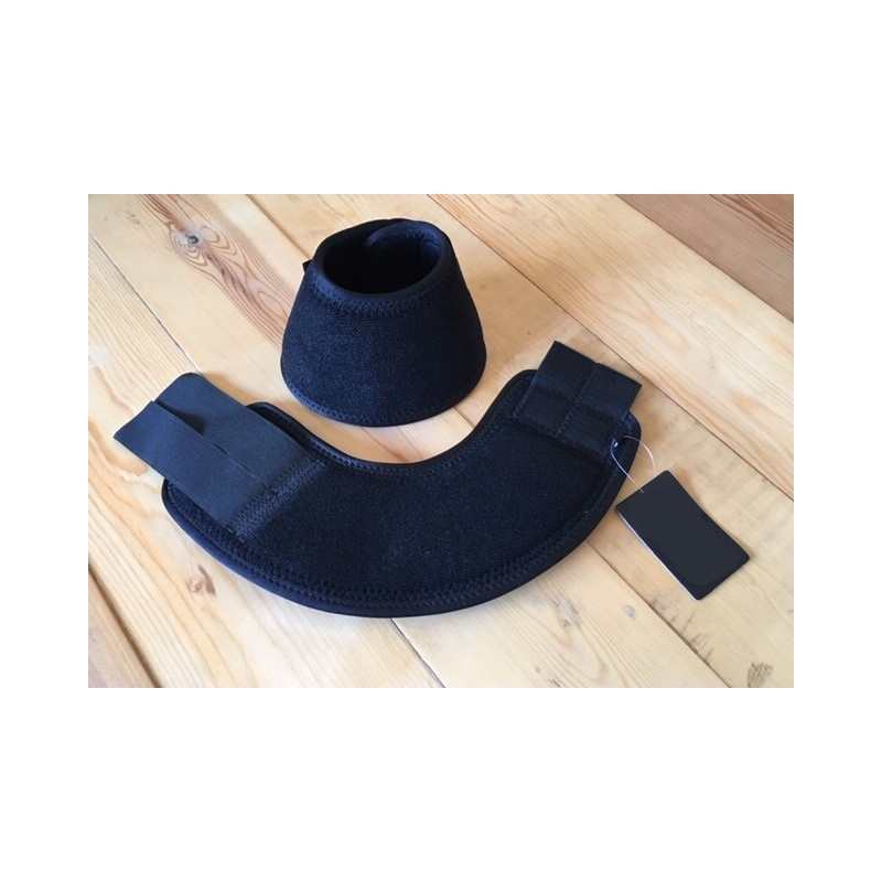 Proteções para cascos de cavalo em tecido preto com velcro sobre madeira clara