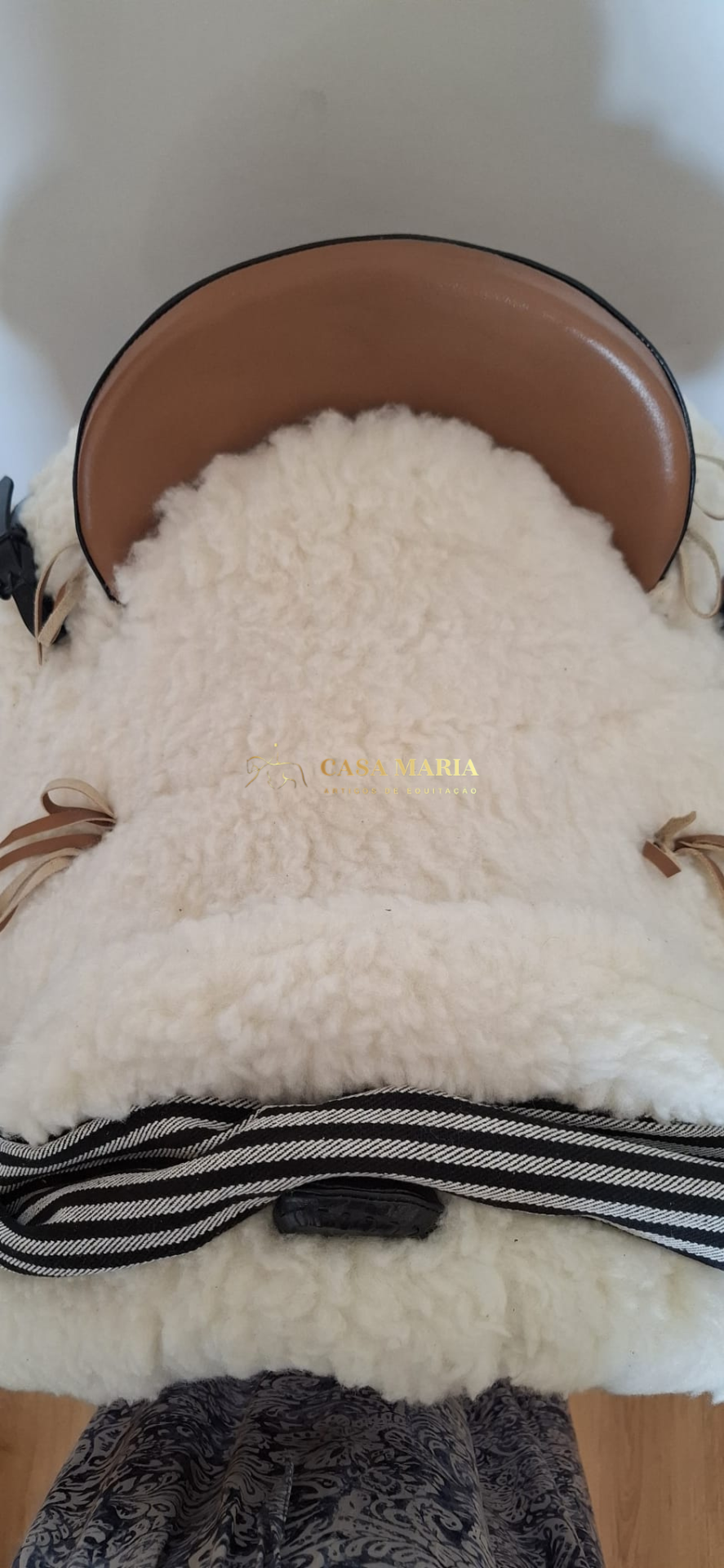 Sela de equitação com almofada branca e couro castanho