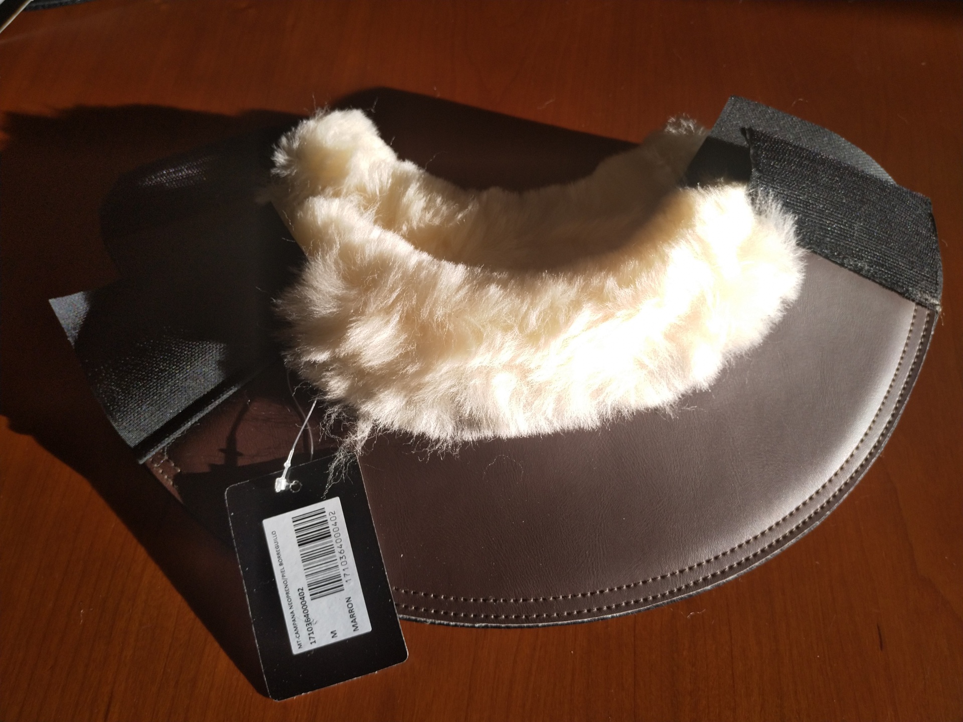 Protetor de pescoço castanho com pelo branco em madeira