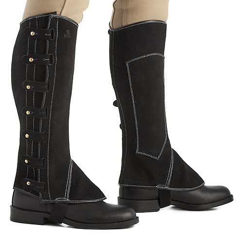 Par de polainas pretas com costuras brancas e botões