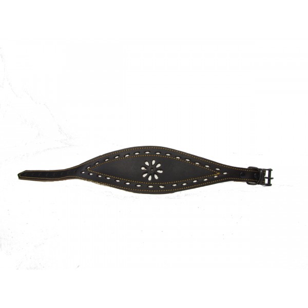 Pulseira preta em pele com detalhe floral e costuras bege