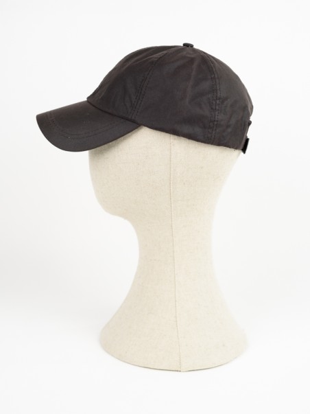 Boné preto de tecido numa cabeça de manequim bege