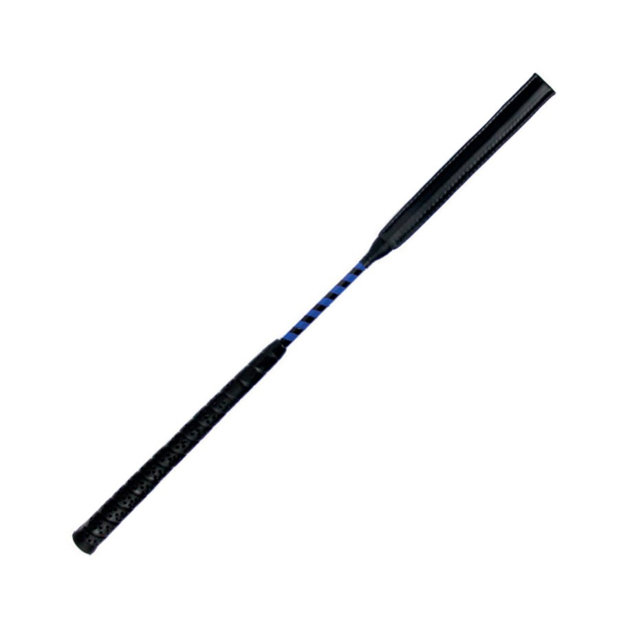 Chicote negro com cabo azul e preto em fundo branco