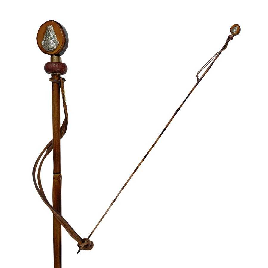 Cajado de madeira com decoração metálica e alça de couro