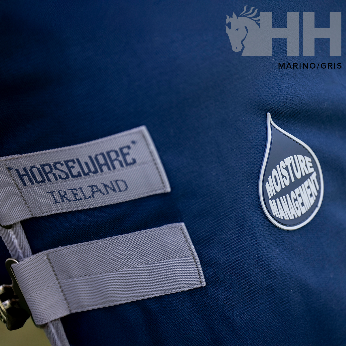 Roupa para cavalo azul marinho com etiquetas HORSEWARE e MOISTURE MANAGEMENT