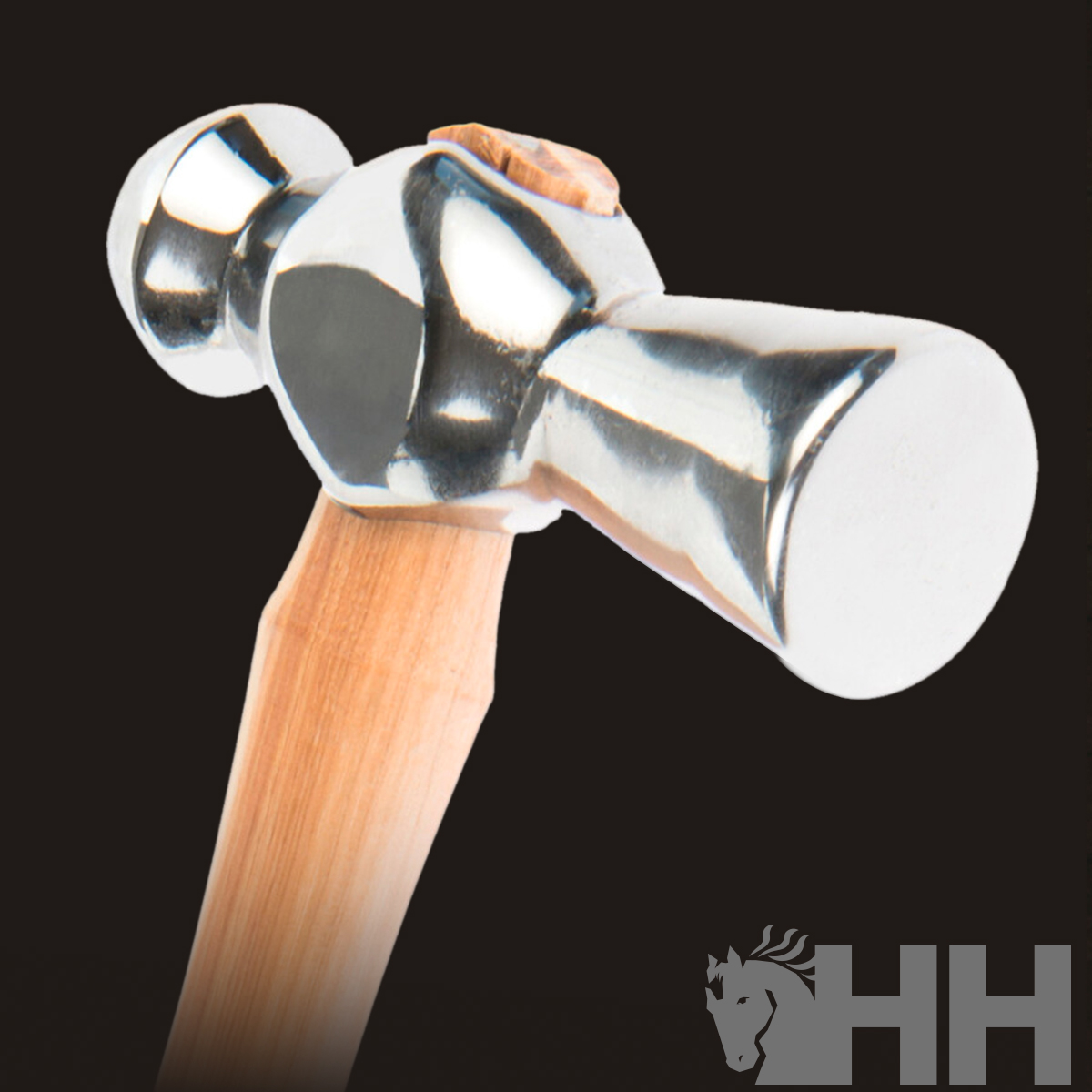 Martelo com cabo de madeira e cabeça metálica prateada