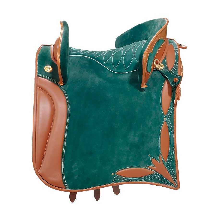 Sela de cavalo em couro castanho claro e camurça verde escura com detalhes decorativos
