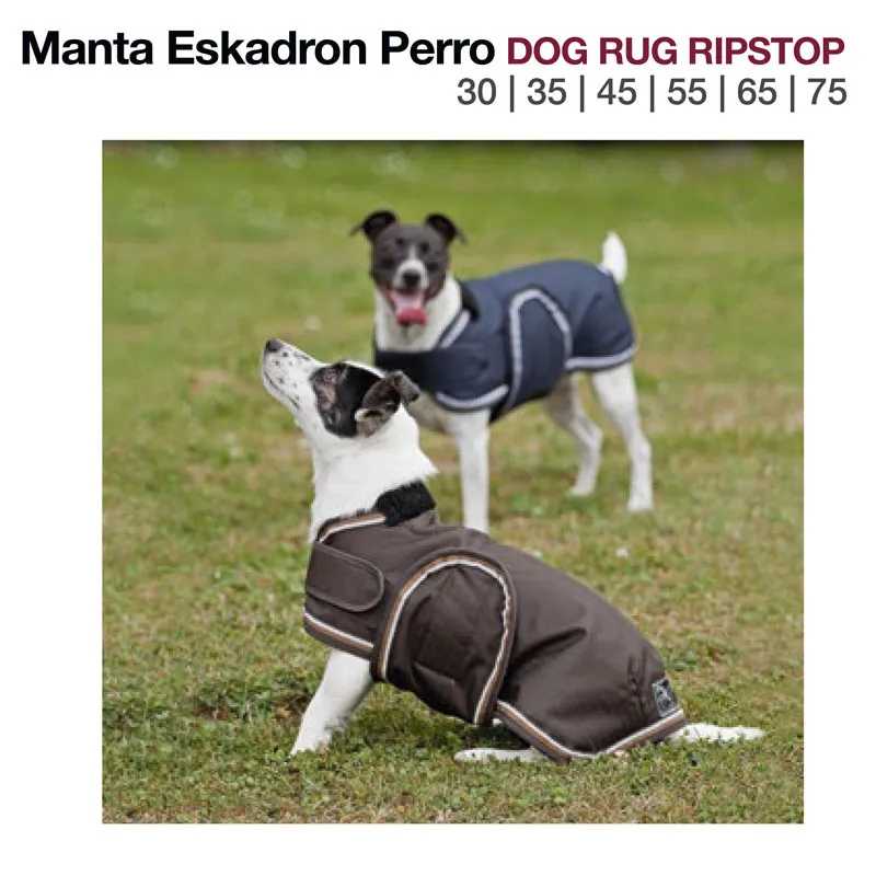 Dois cães usando mantas Eskadron para cães em ripstop num campo de relva