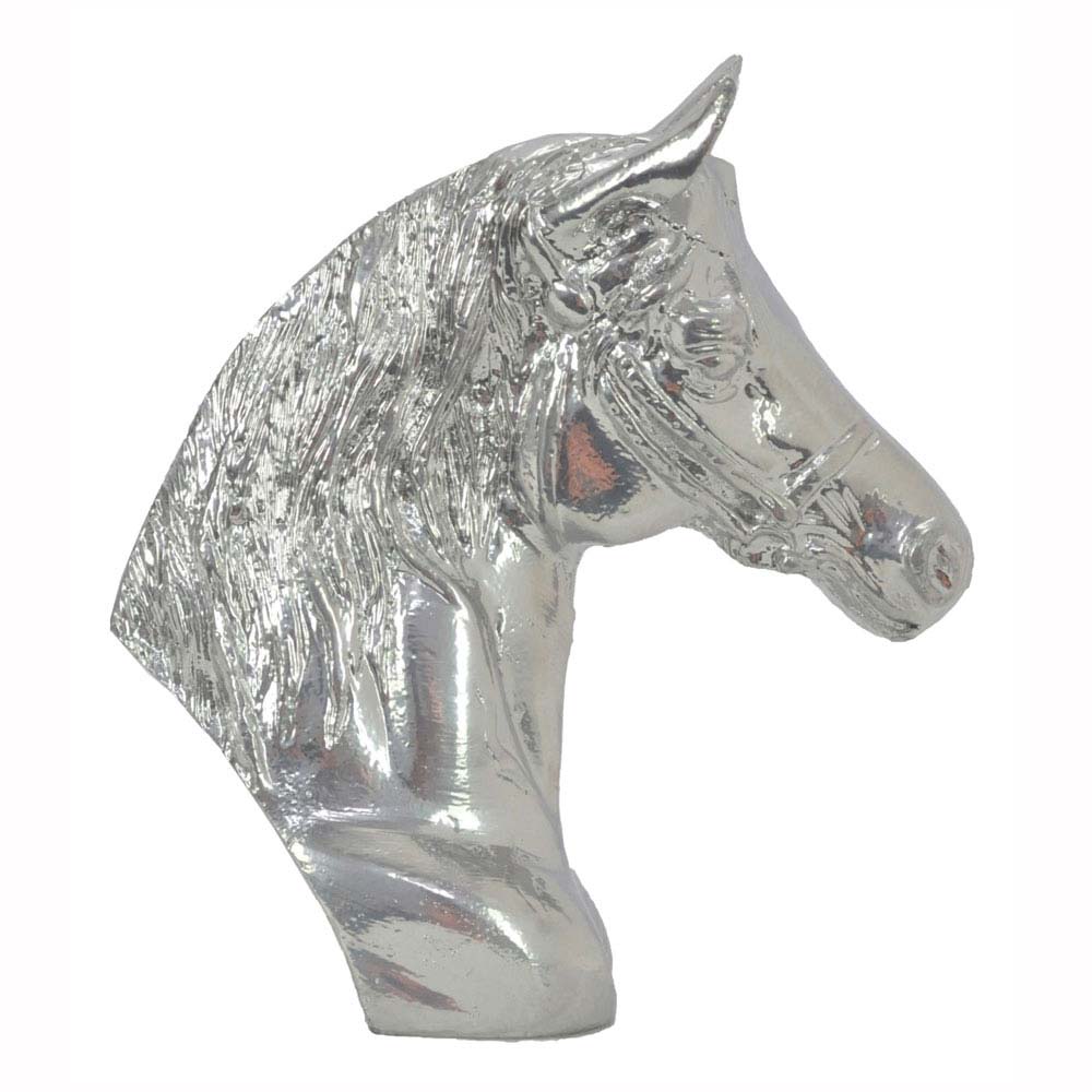 Escultura prateada em forma de busto da cabeça de um cavalo