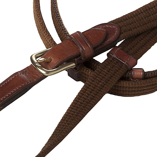 Correia castanha em tecido e couro com fivela prateada