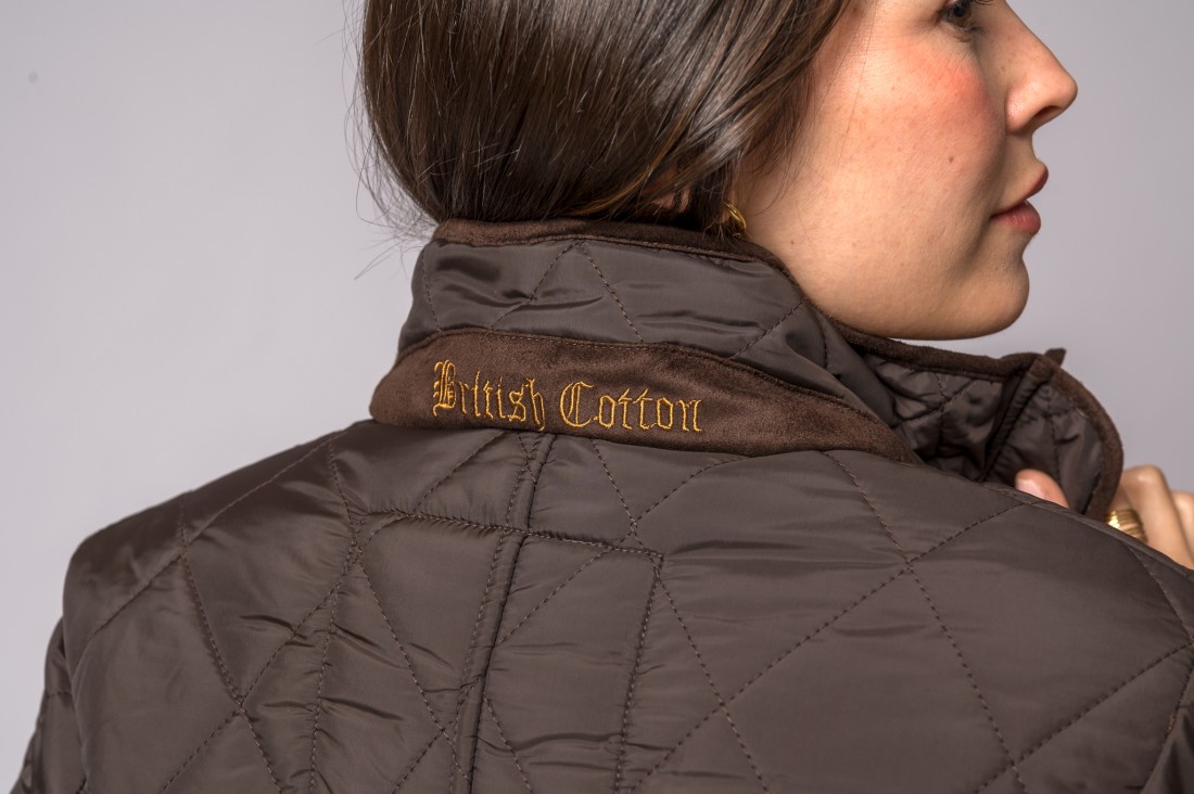 Casaco acolchoado castanho escuro com bordado 'British Cotton' na gola