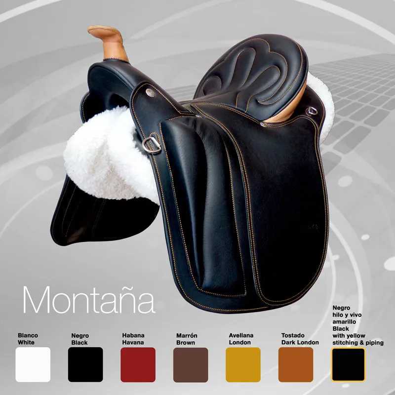 Sela de montaria preta com costuras amarelas e forro branco, com alforjes laterais, sobre fundo cinzento com texto de cores disponíveis.