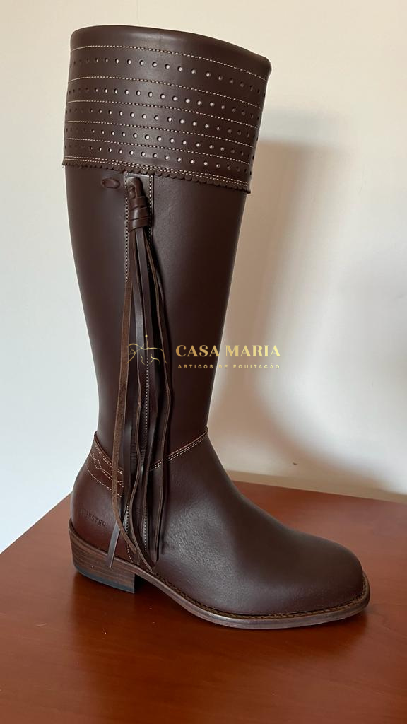 Bota alta de couro castanho com franjas e acabamento perfurado