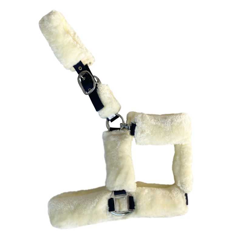 Cabresto com forro de pêlo sintético creme e fivelas metálicas prateadas