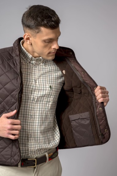 Homem com camisa às riscas e casaco acolchoado castanho aberto