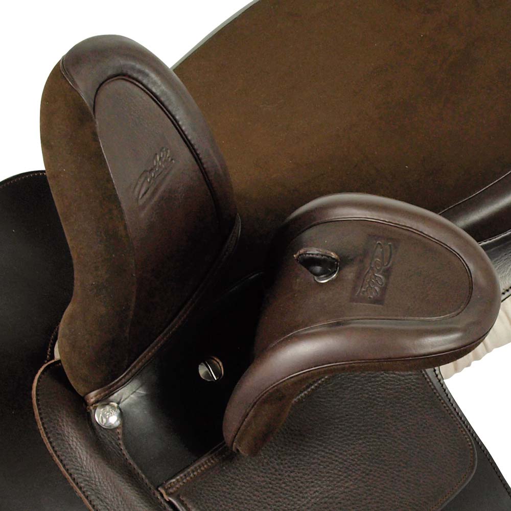 Sela de equitação castanha em couro e camurça com inscrições em relevo