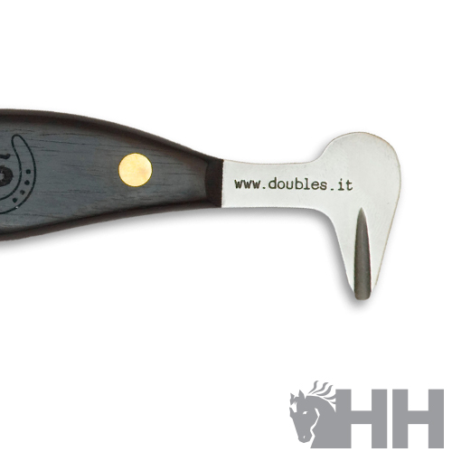 Ferramenta com cabo de madeira escura e parte metálica prateada com texto www.doubles.it
