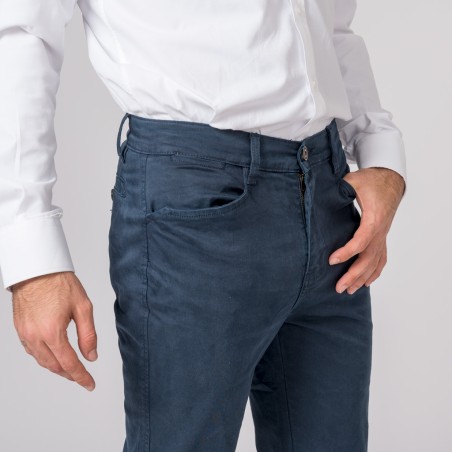 Calças azuis escuras com camisa branca masculina