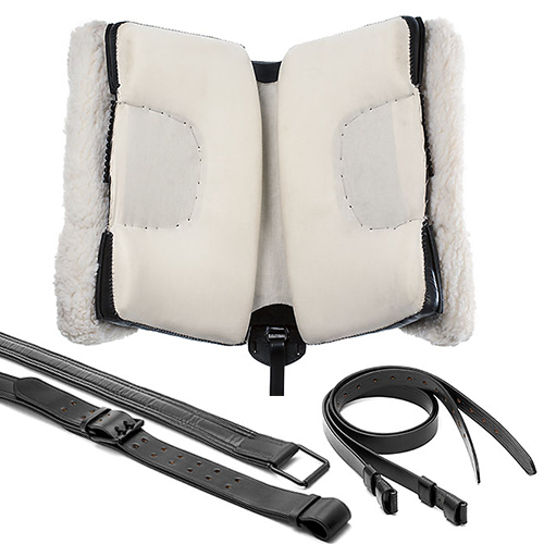 Acessórios para equitação em couro preto e forrados em lã branca