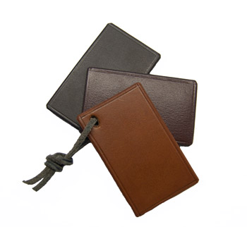 Três carteiras retangulares em pele sintética de várias cores com cordão cinzento.