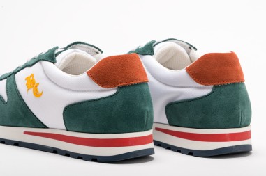 Ténis desportivos verde, branco e castanho com logótipo amarelo