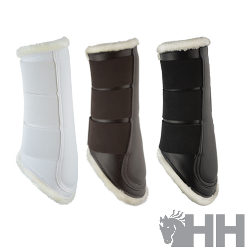 Três botas de proteção para equitação em branco, castanho e preto com interior peludo.