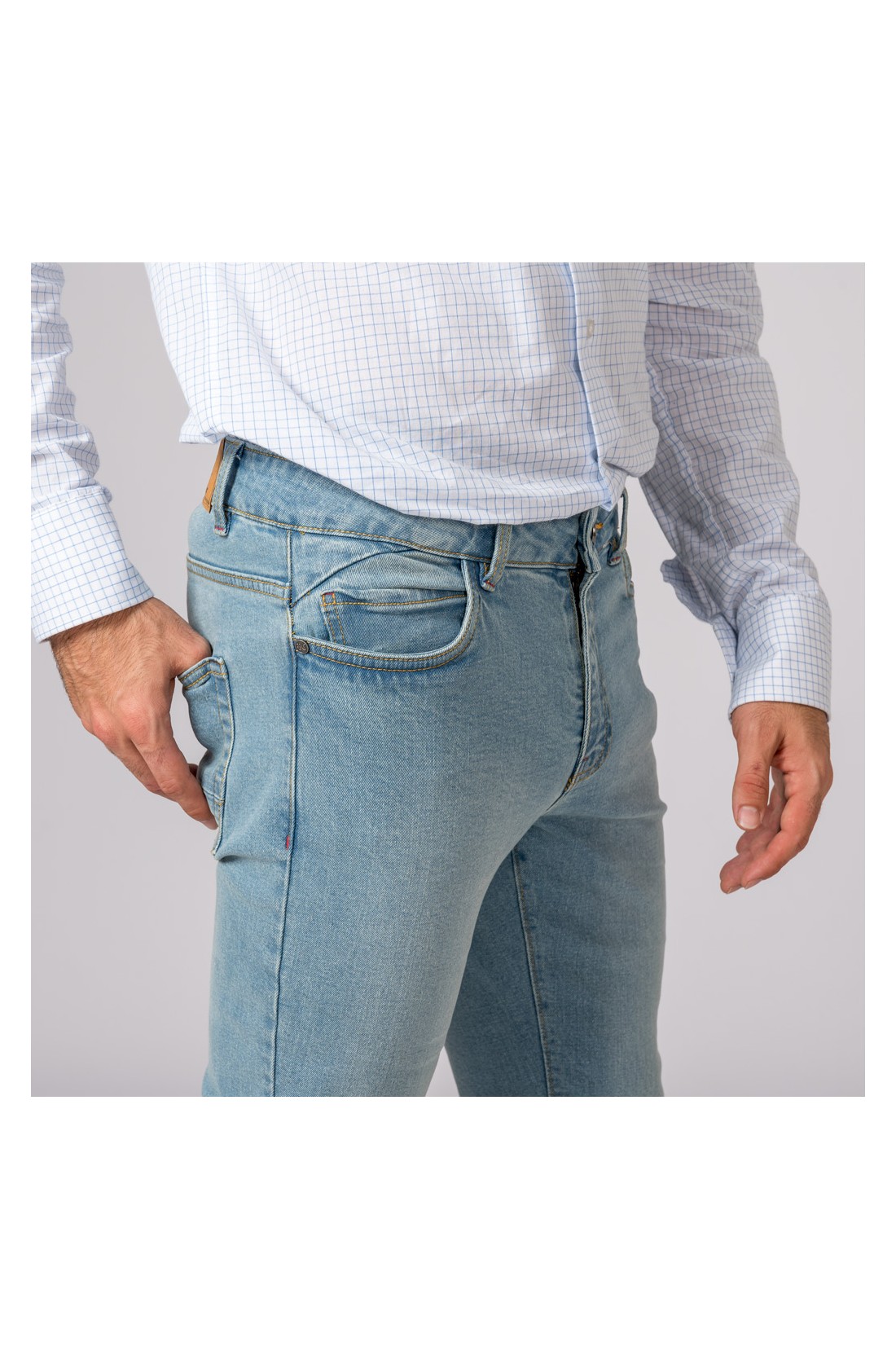 Calças de ganga azul claro com camisa de manga comprida branca com padrão de quadrícula azul