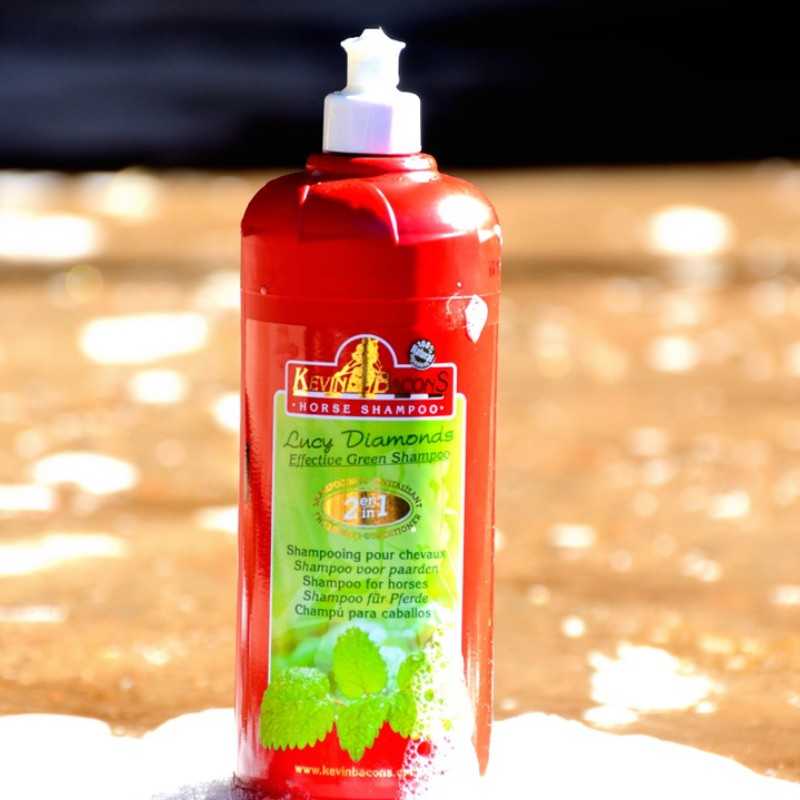 Frasco vermelho de shampoo para cavalos com rótulo verde e tampa branca sobre espuma
