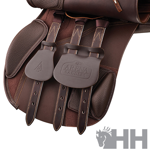 Sela de montar castanha escura em couro com fivelas e costuras claras