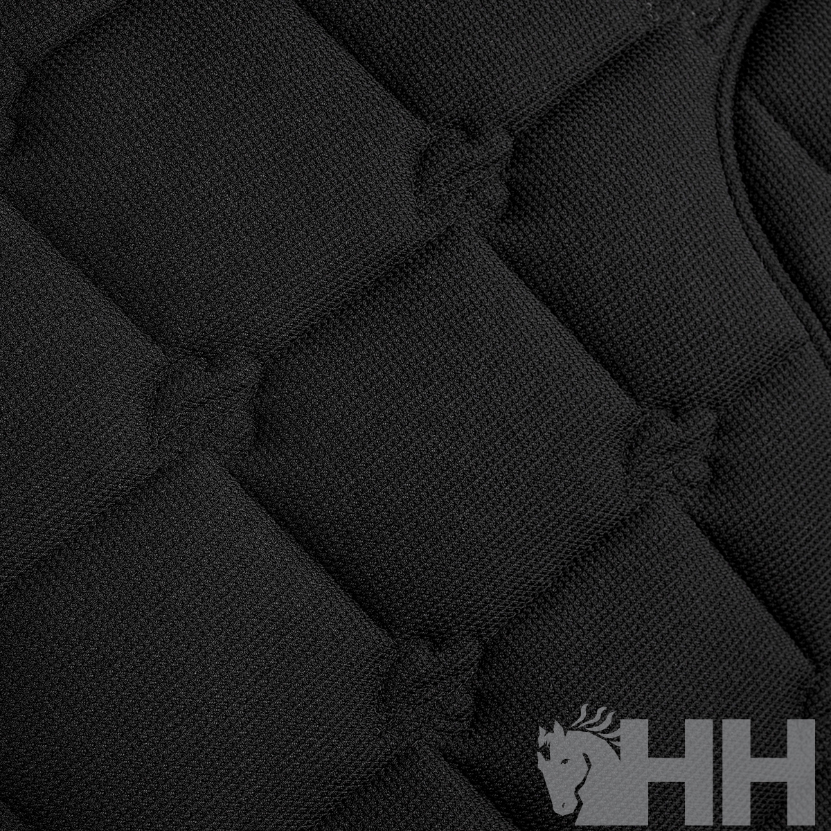 Almofada preta acolchoada com padrão em quadrados e marca H com cabeça de cavalo