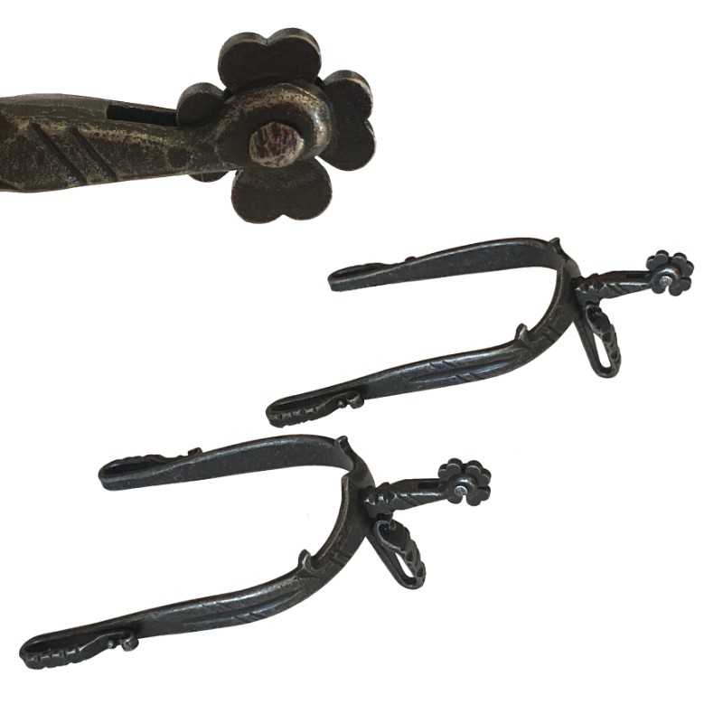 Par de esporas metálicas pretas com detalhes em flor