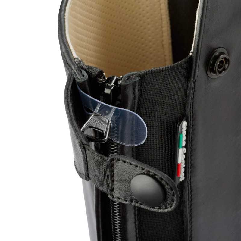 Bota preta com zíper, botão e etiqueta com cores da bandeira italiana