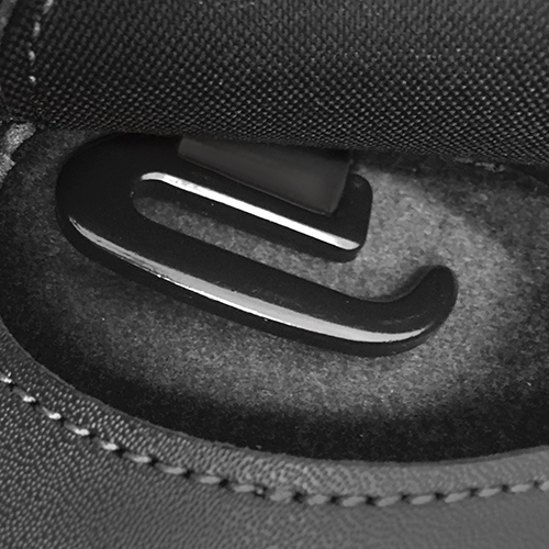 Gancho preto dentro de bolsa com forro cinza e tecido negro costurado