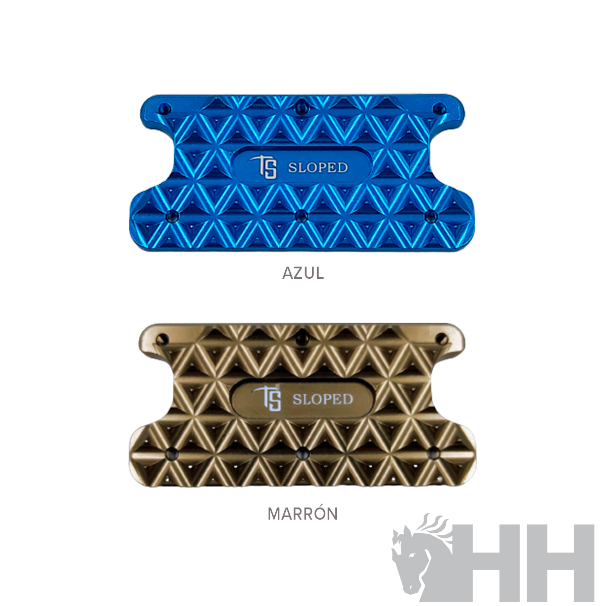 Dois acessórios metálicos texturizados em azul e castanho com texto TS SLOPED