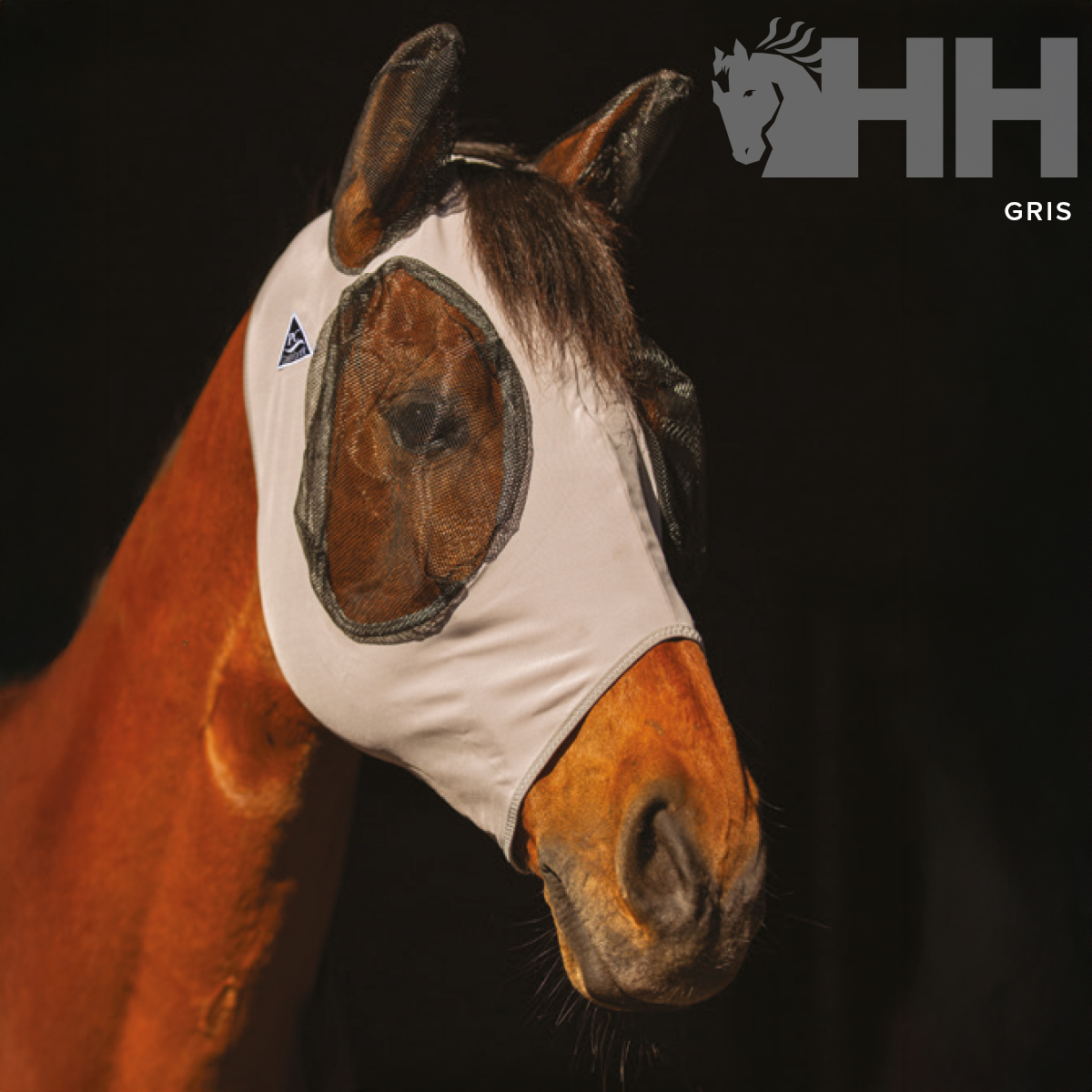 Máscara protetora branca com rede preta para cavalo castanho