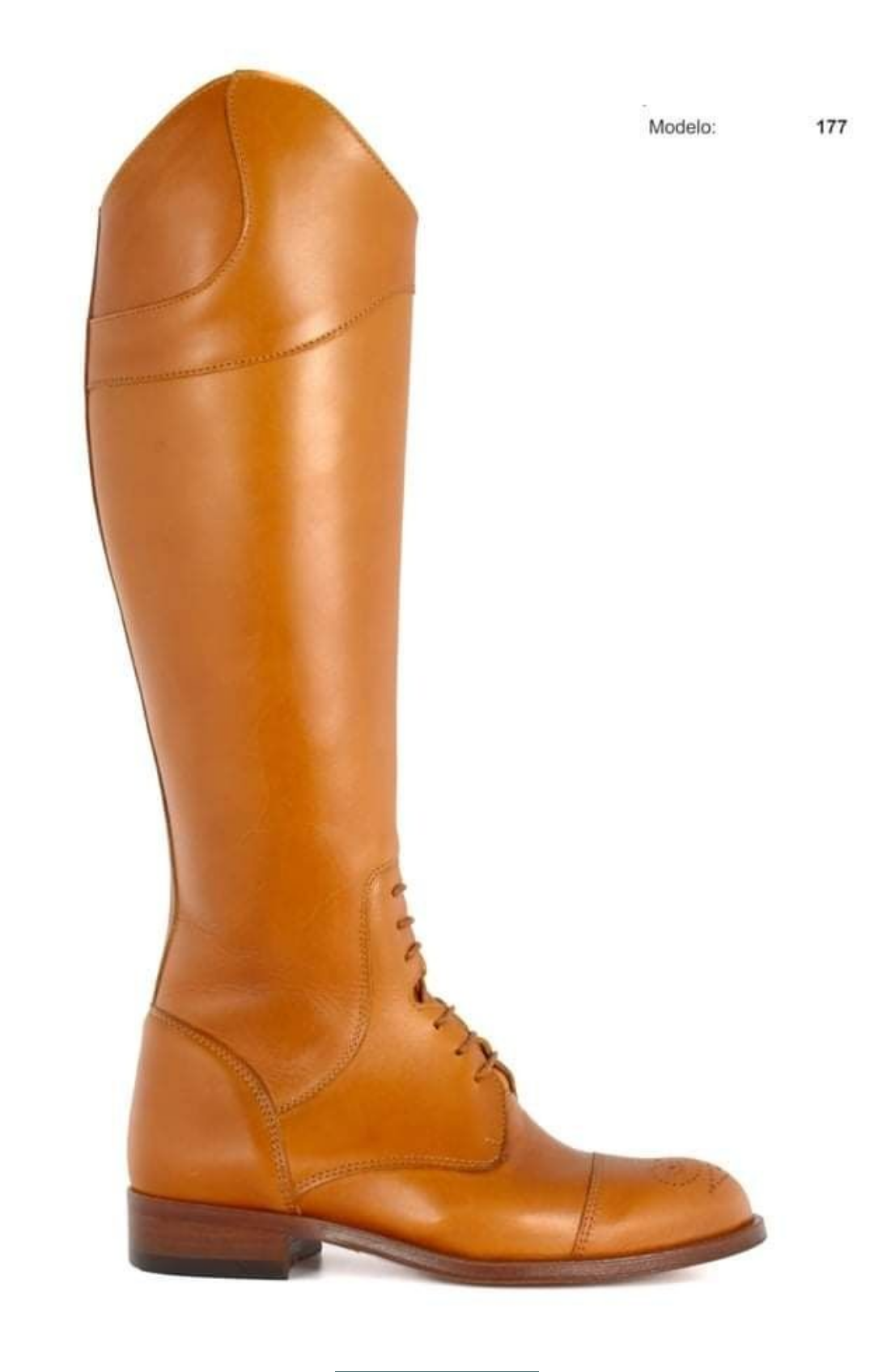 Bota alta de pele castanha clara com atacadores e salto baixo