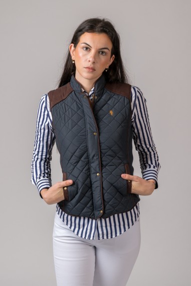 Colete matelassado azul escuro com detalhes castanhos e camisa riscada