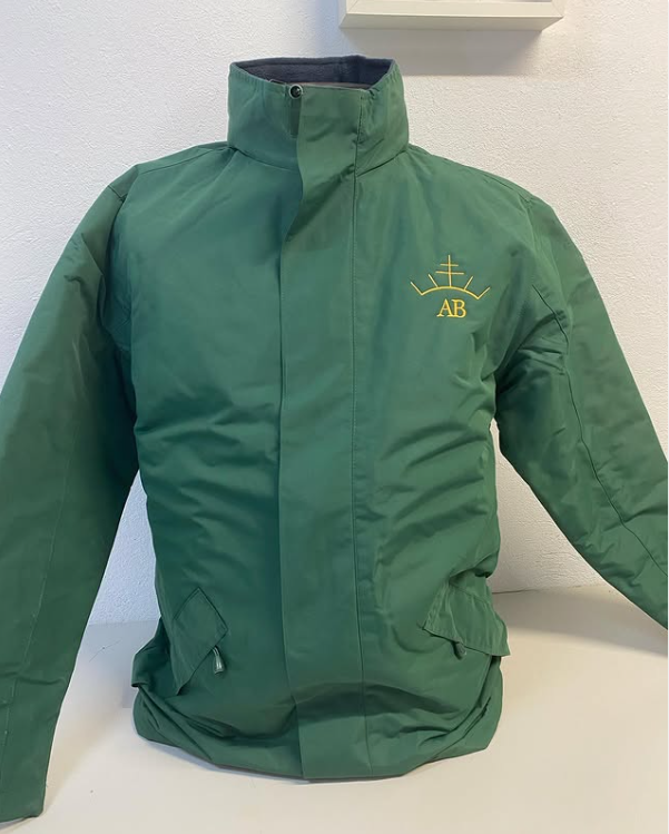 Casaco verde escuro com bordado amarelo AB em fundo branco