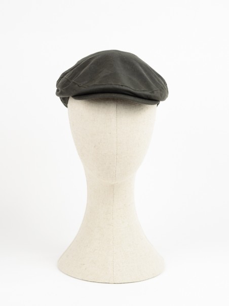 Boina preta numa cabeça de manequim bege