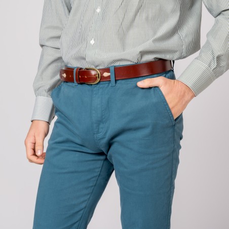 Parte inferior do corpo de um homem com camisa riscada cinza, calças azuis e cinto de couro castanho