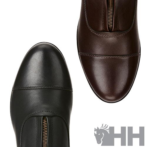 Duas botas de couro com fecho frontal, uma preta e outra castanha, e logotipo HH com cavalo.