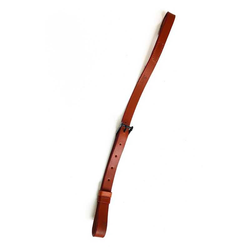 Cinto de couro castanho com fivela preta