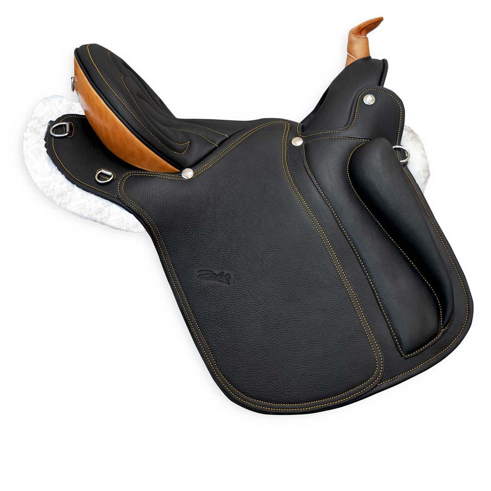 Sela de cavalo preta com detalhes castanhos, costuras amarelas e base branca acolchoada.