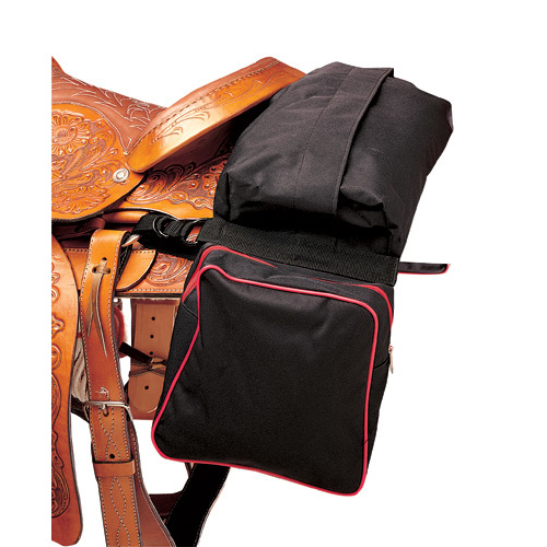 Bolsas pretas em tecido com detalhes vermelhos presas a sela de montaria de couro marrom