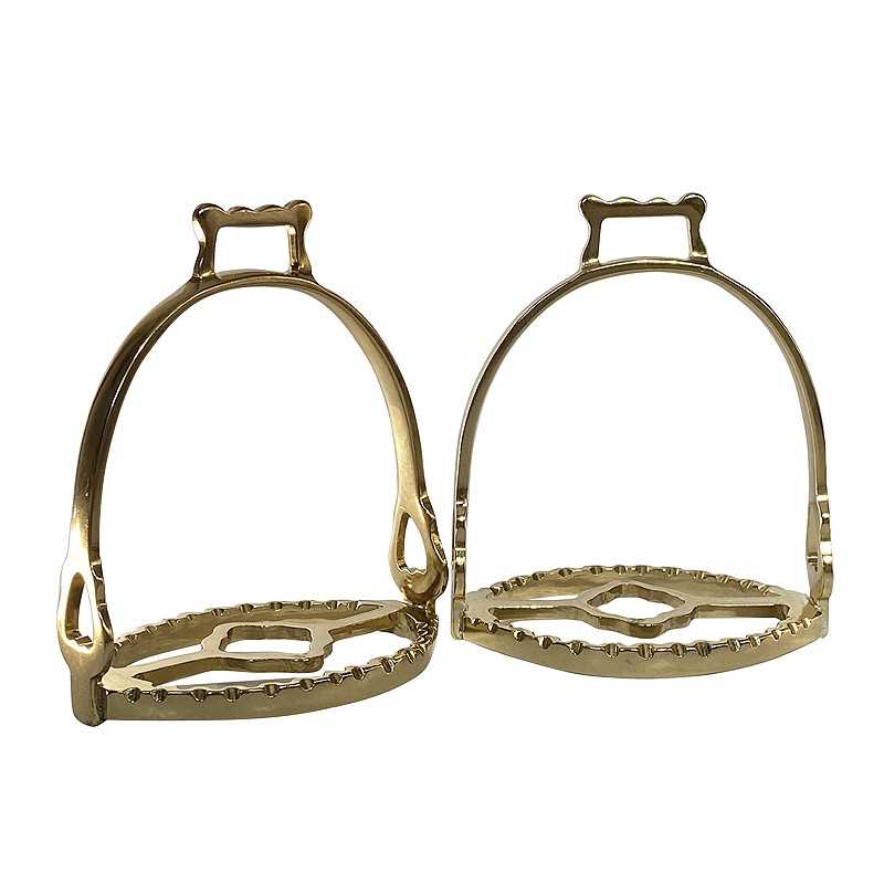 Par de estribos de metal dourado com detalhes recortados