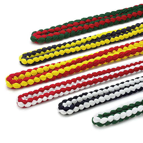 Tiras trançadas de tecido coloridas em diversos padrões