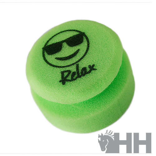 Esponja verde cilíndrica com desenho de rosto sorridente e palavra Relax
