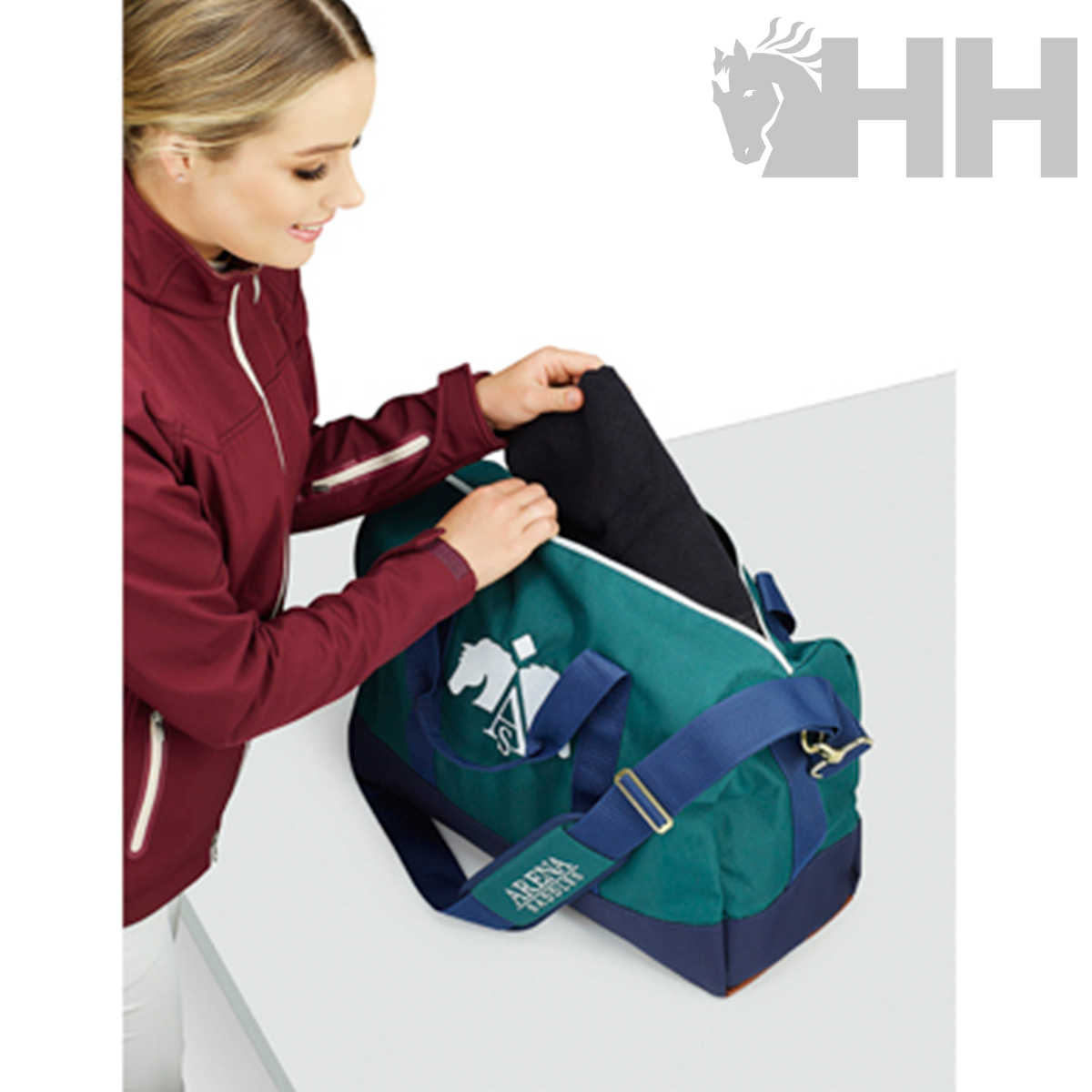 Mala desportiva azul e verde com logótipo, mulher com casaco vinho a manuseá-la