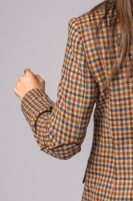 Braço com blazer xadrez castanho e azul em tecido texturizado